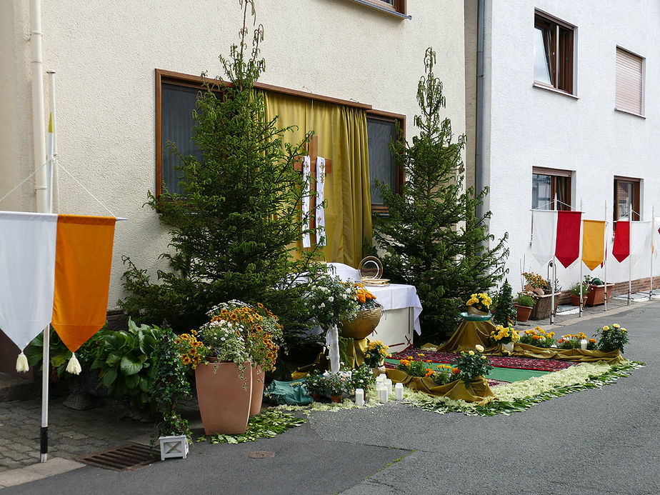 Fronleichnamsaltäre in den Naumburger Straßen (Foto: Karl-Franz Thiede)